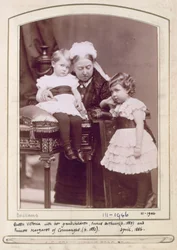 La reine Victoria (1819-1901) avec ses petits-enfants, le prince Arthur (né en 1883) et la princesse Margaret de Connaught (née en 1882) avril 1886 (photo sépia)